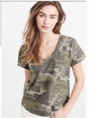Abercrombie & Fitch Olive Camo V-Neck Short Sleeve Tee